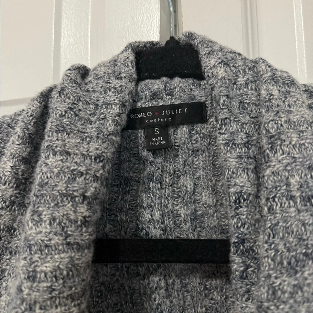 Romeo & Juliet Open Front Grey Fringe Vest (Size S) - Picture 4 of 6